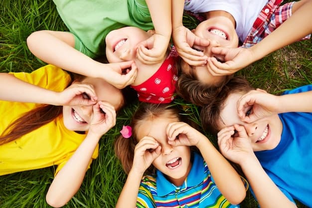 Des enfants joyeux jouant dans l'herbe